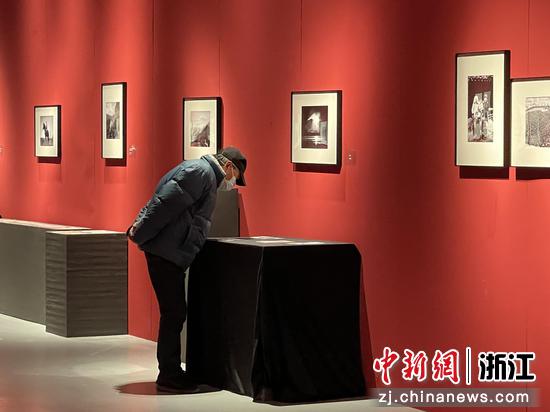 观展者近距离欣赏摄影作品，寻找浙江记忆。 童笑雨 摄