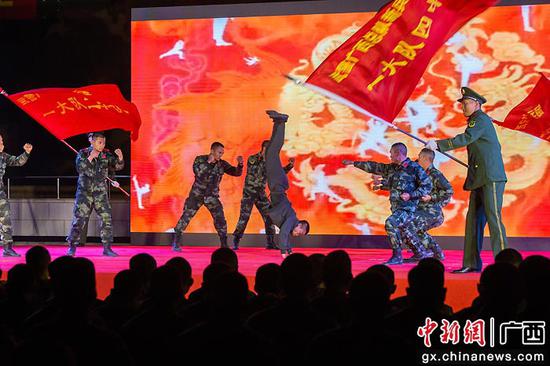 12月30日晚，武警官兵武术表演《精忠报国》。陈和添 宁嘉勇 摄影报道