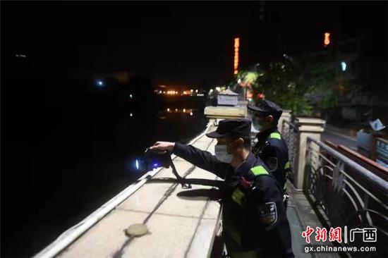 图为东兴出入境边防检查站民警巡逻过程中，认真观察北仑河河中的警情。蒋雪林  摄
