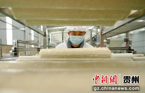 工人在岑巩县食品工业园加工米粉。