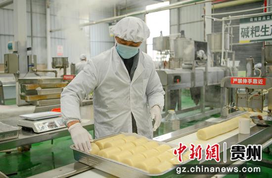 岑巩县食品工业园，工人在加工灰碱粑。