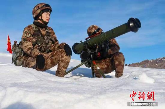 爬冰卧雪 新疆军区某边防团开启新年首训