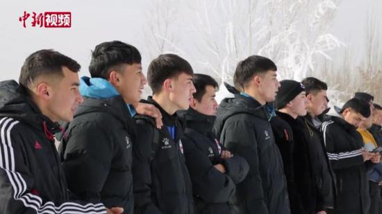 新疆多地举办冰雪活动庆新年迎冬奥