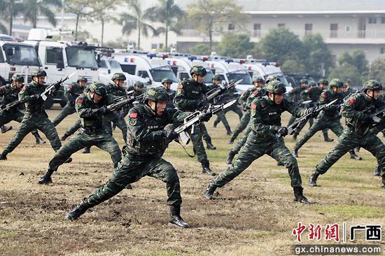 1月4日，武警官兵正在进行刺杀训练。刘明 陈鑫 果志远 董亚涛 徐世立 柴浩 摄影报道