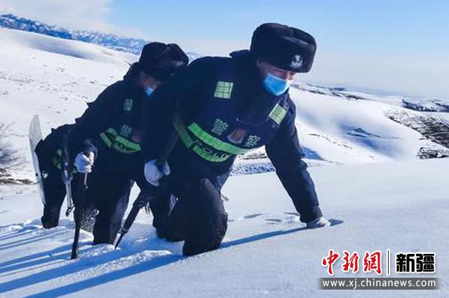 民辅警们踏着深雪艰难的巡逻在边境线上。

