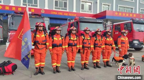 图为新疆伊犁州消防救援人员整装待命。　伊犁州消防救援支队供图