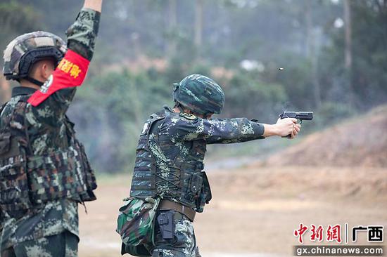 1月4日，官兵进行手枪射击训练。刘明 陈鑫 果志远 董亚涛 徐世立 柴浩 摄影报道