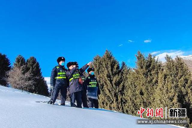 民辅警们踏雪巡逻在祖国的边境线上。

