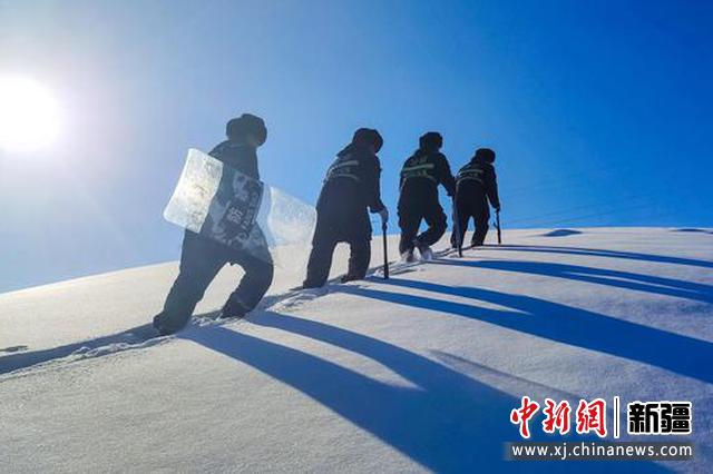 民辅警们踏雪巡逻在祖国的边境线上。

