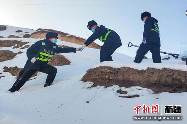民辅警们踏雪巡逻在祖国的边境线上。