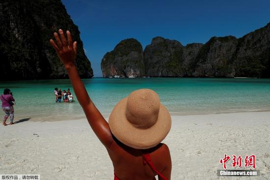 当地时间1月4日，泰国甲米省，游客参观玛雅湾。此前，泰国关闭了这一世界著名海滩长达三年，以使其生态系统从过度旅游的影响中恢复过来。