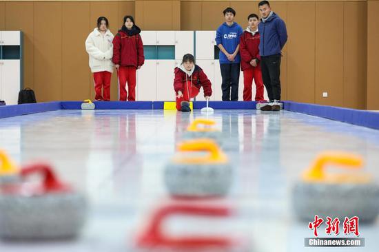 1月6日，贵阳市第三实验中学的学生在学习“陆地冰壶”。 瞿宏伦 摄