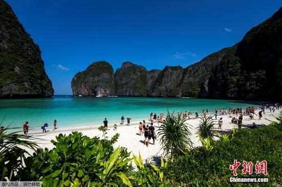 当地时间1月4日，泰国甲米省，游客参观玛雅湾。此前，泰国关闭了这一世界著名海滩长达三年，以使其生态系统从过度旅游的影响中恢复过来。