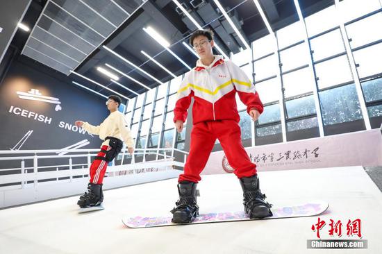 1月6日，贵阳市第三实验中学的学生在室内滑雪模拟机上学习“滑雪”。 瞿宏伦 摄