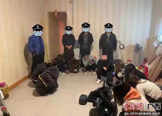 贺州警方端掉一个涉黄窝点，行政拘留10名卖淫嫖娼违法行为人。警方供图