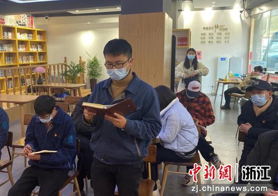 浙江东阳市供电公司党员分享自己的学习感悟。蔡丽丹 摄