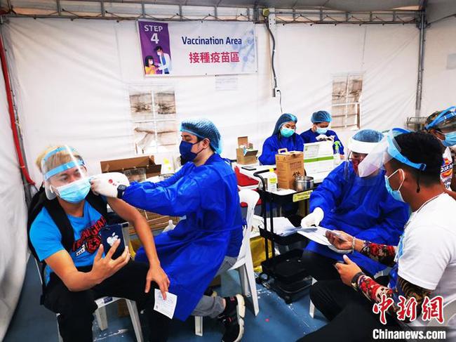 马尼拉日增新冠确诊上万例 中国疫苗接种点工作繁忙