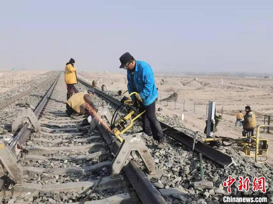 新疆環塔里木盆地鐵路環線全部實現無縫化