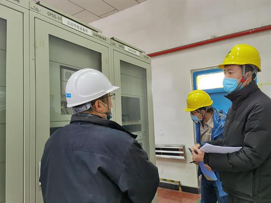 1月7日，国网新疆电力有限公司电力调度控制中心组织技术人员赴乌石化热电厂对调度数据网建设进行技术指导。姜杰 摄