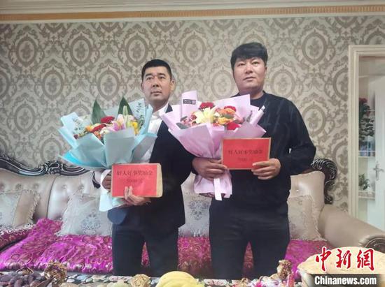 1月6日，曼苏尔·帕塔尔和买买提·努尔东收到一份来自4700公里之外的江苏省徐州市沛县的特殊感谢信。　夏克拉　摄
