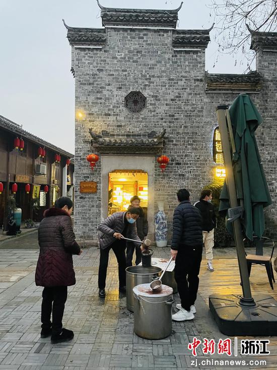 义乌后宅街道曹村村民和志愿者一起分发腊八粥。 吴小民 供图