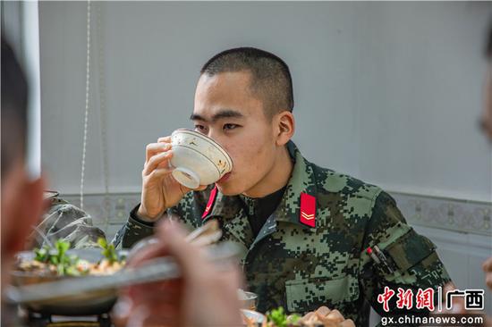 1月9日，武警官兵品尝腊八粥。刘明  摄