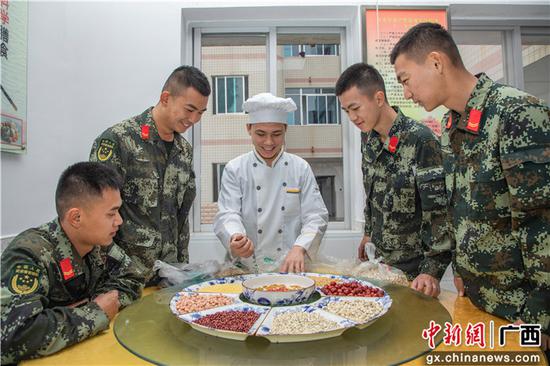 1月9日，武警官兵正在对腊八粥食材进行分拣。刘明  摄