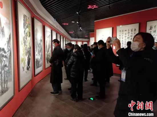 本次共展出100幅书画作品，这些作品都是从全国书画名家征集来的，展览要持续到春节。　朱景朝　摄