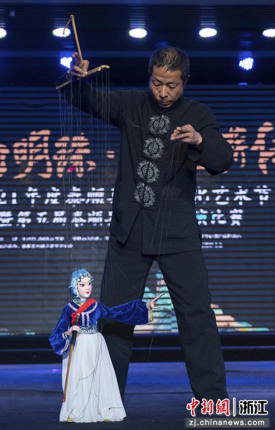 艺人表演“赵玉珍装癫”。 林宗义 供图