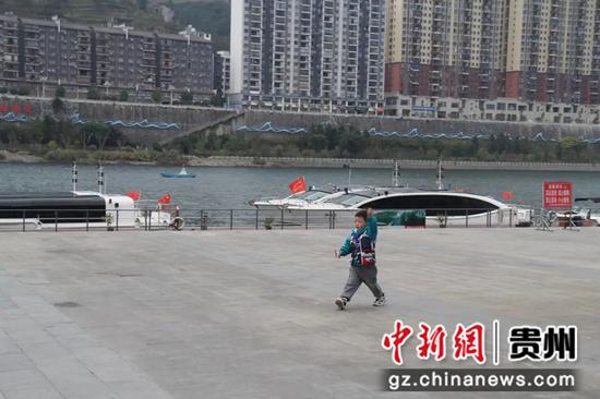 小朋友自在地在乌江边上放风筝  许蓉摄
