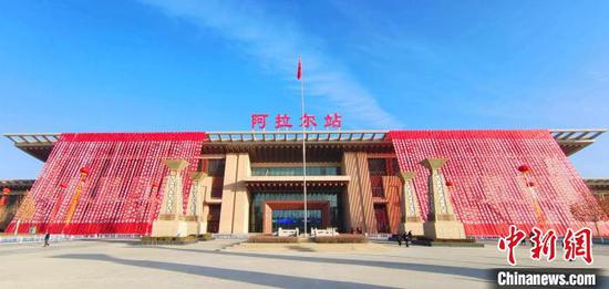 新疆阿拉尔站，站房面积985平方米，能同时容纳600名旅客进站乘车。