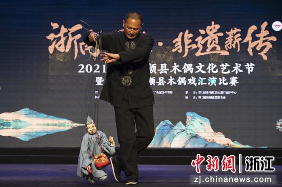 艺人表演“小和尚下山”。 林宗义 供图