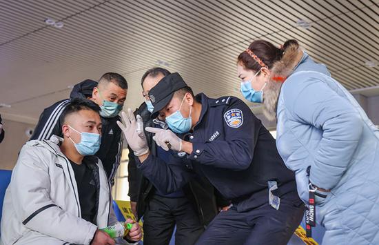 民警向候车旅客讲解毒品鉴别方法。