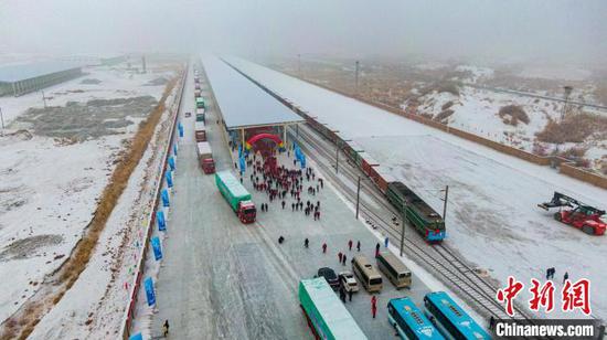 新疆精河国际公铁联运综合物流园随着铁路和公路功能启用和不断完善，预计全年货物运力可达3000万吨。　安晓龙 摄