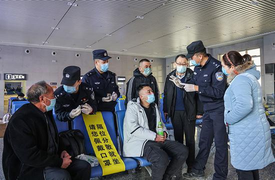 民警向候车旅客讲解毒品鉴别方法。