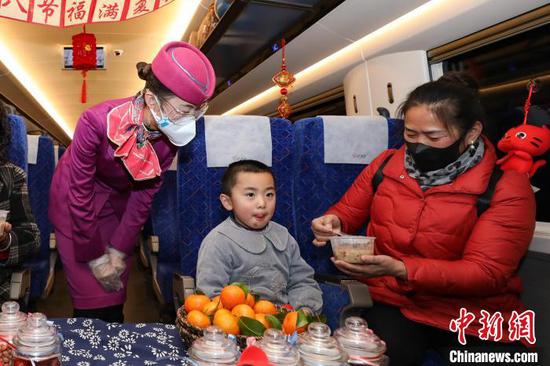 贵州省毕节市，C5980次列车的旅客在吃腊八粥。　瞿宏伦 摄