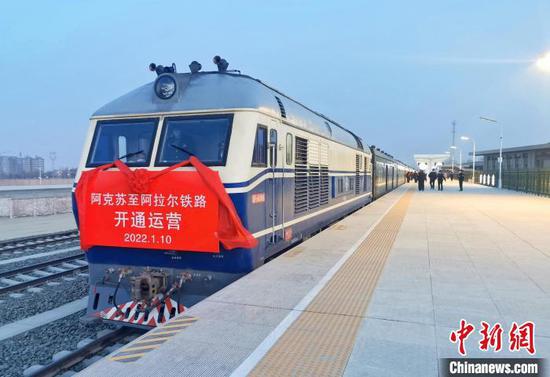10日20时20分，K9784次列车载着旅客从阿拉尔站首发。　史玉江 摄