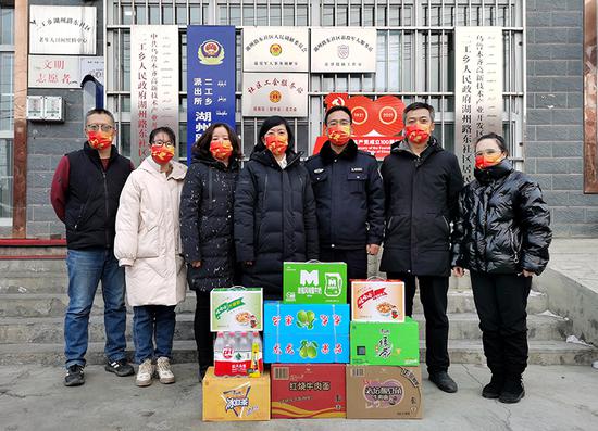 湖州路东社区工作队联合社区开展“寒冬送祝福 慰问暖警心”中国人民警察节慰问活动。