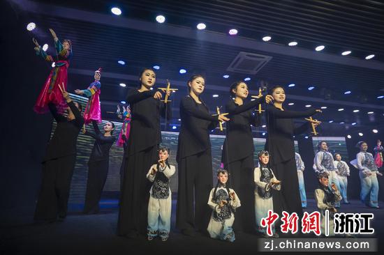 泰顺职业教育中心学生表演创新木偶剧。 林宗义 供图