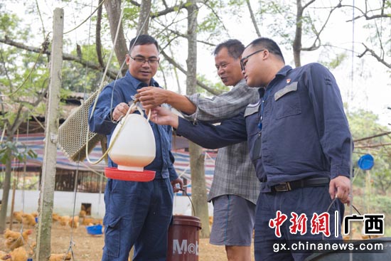 驻村第一书记吴富华帮助村民李元学通过养鸡实现了脱贫摘帽。黄龙辉 摄