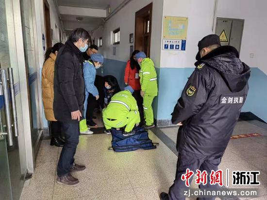 学校教师和“120”急救人员一起救助学生。 浙江工商职业技术学院 供图