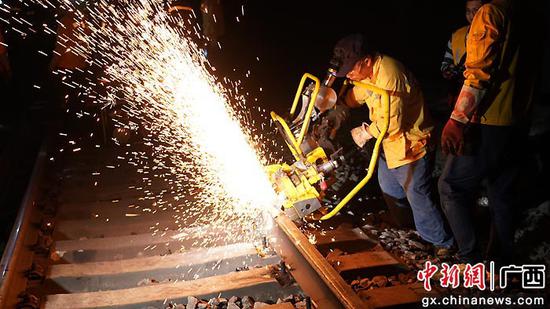 图为玉林工务段调集各车间焊轨班职工对管内的伤损钢轨集中进行焊、换作业。谭育俊  摄
