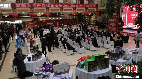 12日，新疆农特产品促销会暨2022新春网上购物节启动，活动为期17天。王小军 摄