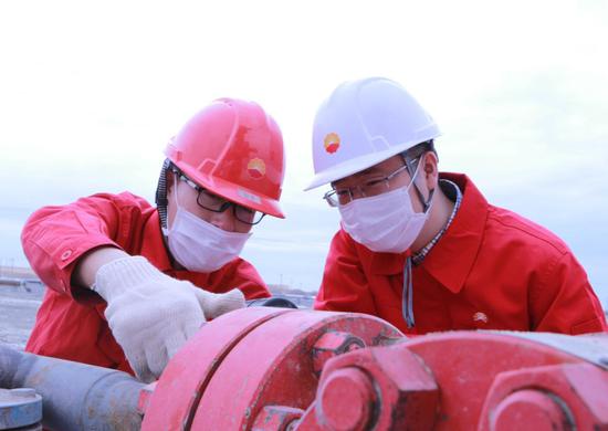 新疆油田重油开发公司科研人员研究新井生产规律。管晶 摄


