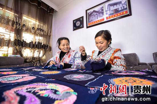 2022年1月11日，贵州省黔西市新仁苗族乡化屋村易地扶贫搬迁安置点，村民在家从事蜡染苗绣。