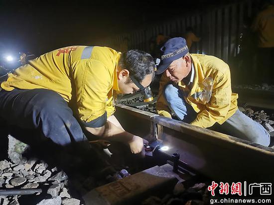 图为玉林工务段组织焊轨班职工进行钢轨焊接作业，消除行车安全隐患。谭育俊  摄