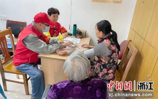 　　图为：灵隐社区企退老党员团队为辖区居民免费测量血压。 杭州西湖风景名胜区行政服务中心（杭州西湖风景名胜区民生保障服务中心）供图