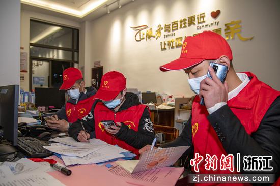　　金华婺城区三江街道社区办公室，志愿者每人每天要接打上百个流调电话，进行数据核查工作。  胡肖飞 摄