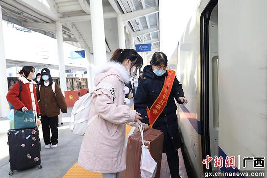 图为桂林火车站青年志愿者主动帮助旅客提携行李。郑长贤 摄
