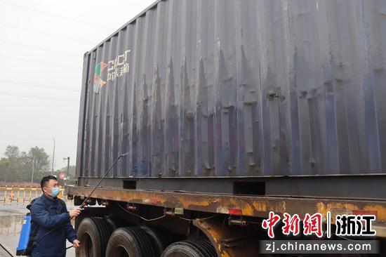 疫情防控期间，金华南货运站的工作人员对进站集装箱卡车进行消杀。  周杨宇 摄